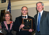 Dr. William Gahl receives a NORD award.