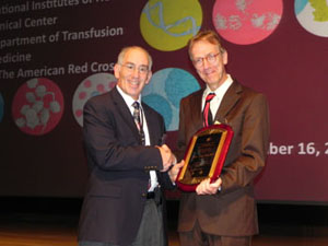 DTM chief Dr. Harvey Klein gives the Richard Davey Award to Dr. Walter Dzik